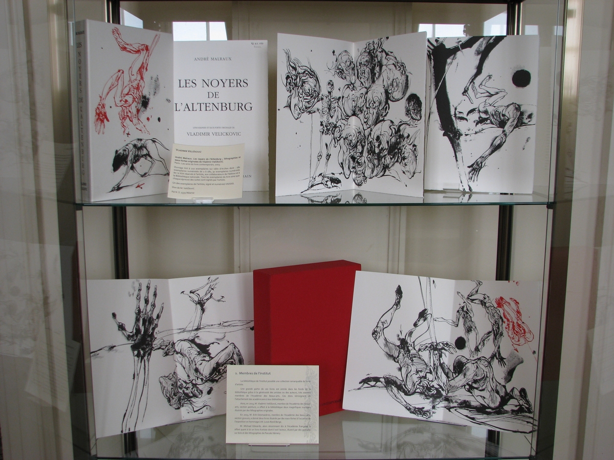 Exposition "Le livre d'artiste". Ouvrages de Velickovic. Olivier Thomas © Institut de France