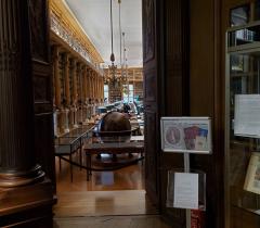 Vue vers la salle de lecture de la bibliothèque Mazarine.