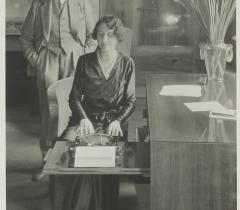 Simone et André Maurois en 1931 dans leur appartement de Neuilly-sur-Seine, 86 boulevard Maurice Barrès. Ms 8505 Simone et André Maurois en 1931 dans leur appartement de Neuilly-sur-Seine, 86 boulevard Maurice Barrès. Ms 8505