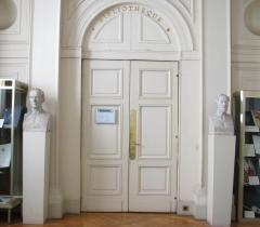 Vue de la porte d'entrée de la Bibliothèque de l'Institut de France