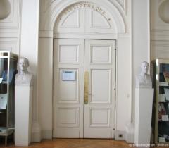 Vue de la porte d'entrée de la Bibliothèque de l'Institut de France