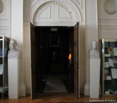 Vue de la porte d'entrée de la Bibliothèque de l'Institut de France