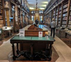 Vue de la salle de lecture depuis l'entrée